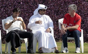 Leonardo, le directeur sportif du PSG, Nasser El-Khelaïfi, le président, et Carlo Ancelotti, l'entraîneur, le 2 janvier 2012, au Qatar.