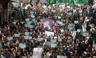 Des milliers de partisans de l'ancien Premier ministre libanais assassiné, Rafic Hariri, lors de ses funérailles, le 16 février 2005.