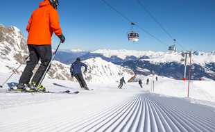 Photo d'illustration de skieurs sur une piste de Courchevel, sur une saison précédant l'arrivée du Covid-19.
