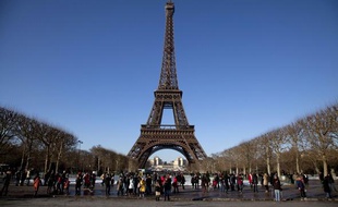 La Tour Eiffel le 25 décembre 2010, Paris.