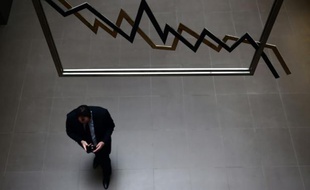 Les bourses européennes ont debuté lundi la semaine en légère baisse dans l'attente d'une réunion de la Réserve Fédérale américaine
