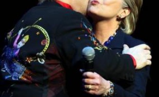 Le chanteur britannique Elton John a donné un concert mercredi soir à New York pour Hillary Clinton, et a rapporté 2,5 millions de dollars à la candidate démocrate à l'investiture pour la présidentielle 2008, selon les médias.