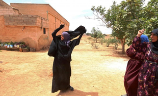 Une jeune femme décide de retirer son niqab (voile intégral) après que son village ait été libéré par les forces démocratiques syriennes à Minjeb (Syrie) le 9 juin 2016