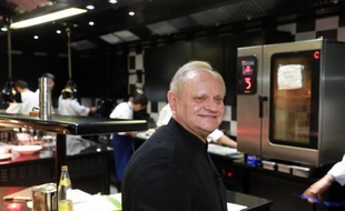Joël Robuchon dans son restaurant "La Grande maison" le 6 décembre 2014 in Bordeaux