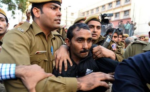 Le chauffeur de la société Uber accusé de viol Shiv Kumar Yadav à la sortie du tribunal de New Delhi le 8 décembre 2014