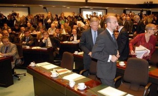 Le vote, diffusé en direct sur plusieurs chaînes de télévision, francophones et néerlandophones, est intervenu juste après que les députés francophones eurent quitté les lieux en signe de protestation.