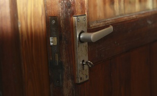 Une clé dans une porte. Illustration logement