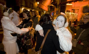 Avec les Pierrots de la nuit, la ville de Paris lance une initiative pour convaincre les fêtards de faire moins de bruit la nuit.