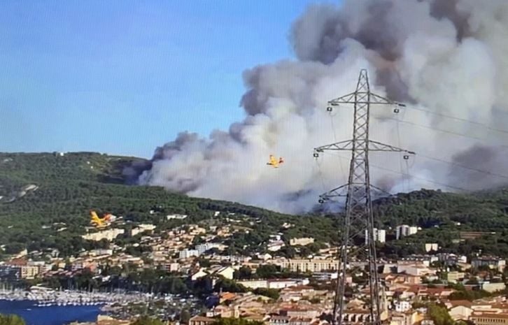 Bouches-du-Rhône : Un important départ de feu de forêt en cours à Martigues