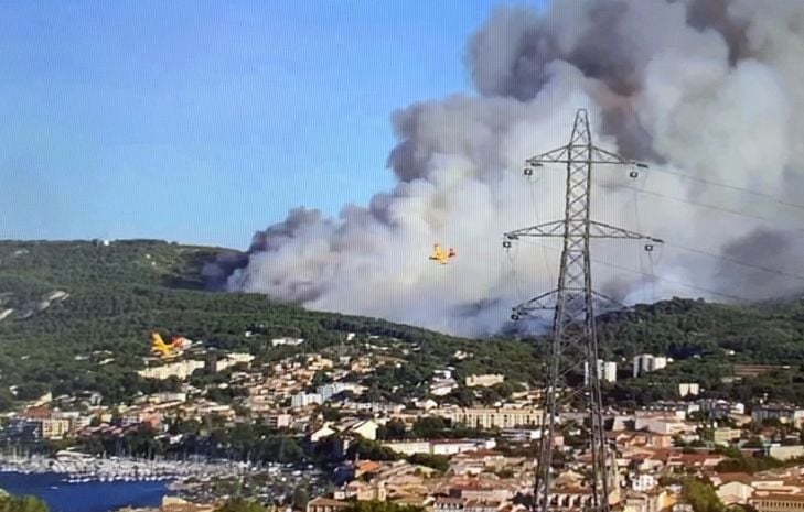 Bouches-du-Rhône : Un important départ de feu de forêt en cours à Martigues thumbnail