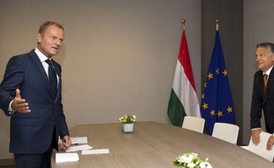 Le Président du conseil européen, Donald Tusk (à gauche) reçoit le Premier ministre hongrois Viktor Orban.