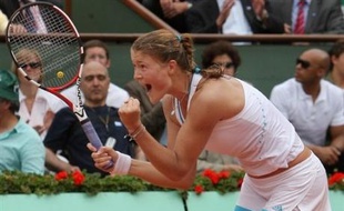 La Russe Dinara Safina s'est qualifiée pour la première finale de sa carrière à Roland-Garros en battant jeudi sa compatriote Svetlana Kuznetsova en deux sets 6-3, 6-2.