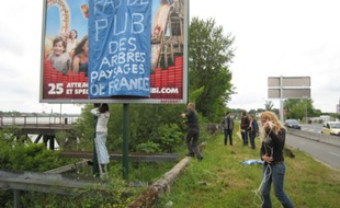 Des panneaux bâchés par des militants anti-pub.