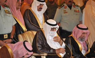 Ailing Saudi King Abdullah bin Abdel Aziz (C) wears a surgical mask as he prays alongside family members during the funeral of his brother, the late Saudi Crown Prince Sultan bin Abdel Aziz, at Imam Turki bin Abdullah mosque, on October 25, 2011 in Riyadh. World leaders, including rival Iran's foreign minister, poured into Riyadh to offer condolences on the death of Saudi Crown Prince, who passed away in the United States where he had been since mid-June for medical treatment. AFP PHOTO/FAYEZ NURELDINE