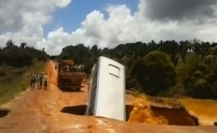Les fortes pluies des derniers jours ont provoqué la création d’un large cratère au beau milieu d’une route qui a englouti en quelques secondes un bus qui passait par là.