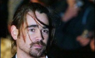 L'acteur Colin Farrell est parvenu à un accord amiable avec son ancienne petite amie Nicole Narain, qui tentait de commercialiser une vidéo montrant leurs ébats sexuels, a-t-on appris mardi auprès de l'un des acteurs du dossier.
