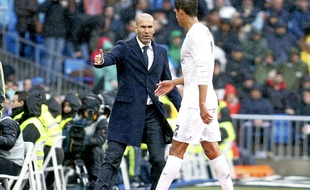 Raphaël Varane et Zinédine Zidane, lors de Real Madrid-Athletic Bilbao le 13 février 2016.