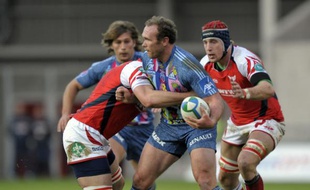 Brian Liebenberg (au centre) entouré des joueurs de Llanelli lors de la défaite du Stade français, le 18 janvier 2009 en Coupe d'Europe.