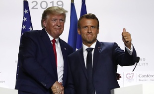 Emmanuel Macron et Donald Trump se serre encore une fois la main.