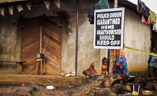 Une famille est placée en quarantaine à cause du virus Ebola à Port Loko, en Sierra Leone, le 22 octobre 2014.