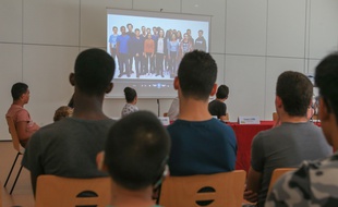 Présentation d'une vidéo pour la prévention de la radicalisation réalisée par les jeunes du Conseil des jeunes de la ville de Strasbourg. Strasbourg, quartier de la Meinau le 28 aout 2017.