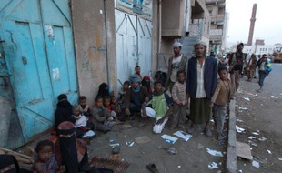 Des familles d'Amrane, ville au nord de Sanaa, se réfugient dans la capitale yéménite le 8 juillet 2014