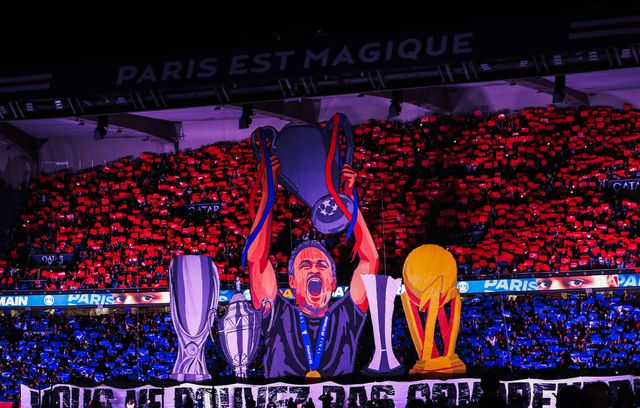 Luis Enrique a également eu le droit à son tifo pour notamment le remercier de la victoire finale en Ligue des champions.