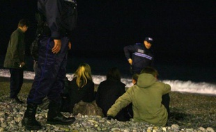 Des policiers s'entretiennent avec des jeunes le 4 décembre sur la plage de Nice dans le cadre du couvre-feu (Illustration)