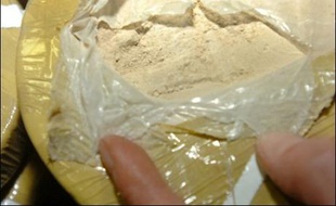 La police anti-drogue italienne a arrêté dimanche à Rome une grand-mère de 73 ans et son petit-fils qui tentaient d'écouler dans leur quartier quatre kilos d'héroine pour une valeur d'environ un million d'euros, rapporte lundi l'agence Ansa.