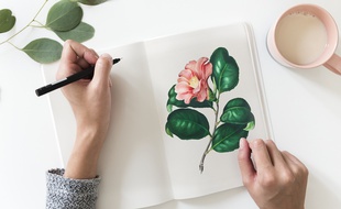 Une femme dessinant une fleur