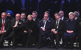 Le président François Hollande (C) avec d'autres personnalités européennes, le 27 janvier 2015 lors de la cérémonie des 70 ans de la libération d'Auschwitz en Pologne