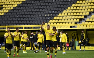 Les joueurs du Borussia Dortmund saluent les tribunes... vides, après leur victoire contre Schalke à huis clos le 16 mai 2020.