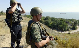 Des soldats ukrainiens surveillent leur frontière, près de Donietsk.