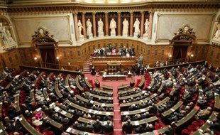 Le Parlement a adopté définitivement jeudi soir le projet de loi instituant la "règle d'or" d'équilibre des finances publiques prévue par le traité budgétaire européen, le Sénat l'ayant voté à une très grande majorité quelques jours après l'Assemblée nationale.