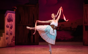 Le ballet La Fille mal gardée, interprété ici par Diane Le Floc'h, dans le rôle de Lise.