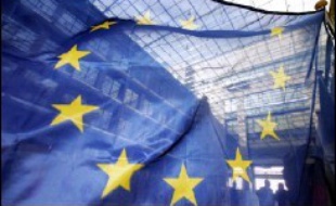 La "Journée de l'Europe" revêt cette année une connotation particulière, notamment en France un an après le "non" retentissant à la Constitution européenne qui, suivi peu après par les Néerlandais, avaient plongé l'Europe dans une crise d'identité dont elle ne s'est pas encore remise.