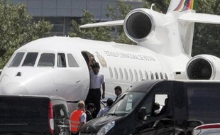 Il n'existe pas de vol commercial direct entre Moscou et Caracas, ni entre Moscou et Managua, ce qui signifie qu'il devra faire une escale dans un autre pays -probablement Cuba- qui devra donner son feu vert pour qu'il puisse repartir.