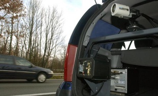 Un radar embarqué dans une voiture banalisée sur l'autoroute. Illustration