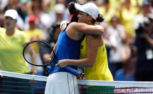 Ashleigh Barty n'a fait qu'une bouchée de Caroline Garcia lors du match 2 de la finale de Fed Cup entre l'Australie et la France.