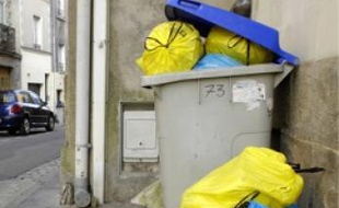 Les sacs jaunes et bleus n'arriveronten centre-ville qu'en 2013.