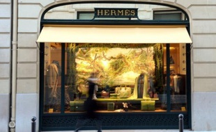 Moins de deux semaines après sa fracassante entrée au capital d'Hermès, les dirigeants de la maison ont appelé le patron de LVMH Bernard Arnault à s'en retirer, une option écartée par les analystes et qui laisse entrevoir une longue guerre de positions dans le monde feutré du luxe.