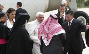 Le pape Benoit XVI accueilli à son arrivée en Jordanie par le roi Abdallah et la reine Rania, le 8 mai 2009.