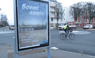 Un panneau est installé à l'angle de la rue du Croissant et du boulevard Jules-Verne