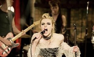 Elle Fanning dans How to talk to girls at parties de John Cameron Mitchell