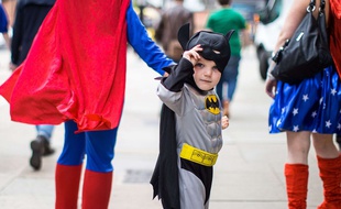 Un enfant déguisé en Batman au Comic Con de Manchester, Royaume-Uni, le 20 juillet 2017