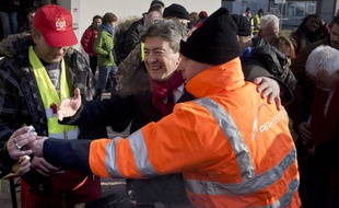 Jean-Luc Mélenchon rend visite aux ouvriers de l'usine Arkema, à Saint-Fons (Rhône), le 7 février 2012.