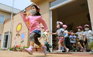Des enfants japonais portent des masques à la crèche, le 10 juin 2011, à Iwaki dans la préfecture de Fukushima.