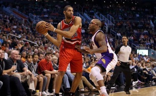 Le champion en titre Miami a enchaîné une deuxième défaite samedi à Milwaukee (104-85), alors que Nicolas Batum a mené Portland à la victoire face à Philadelphie (89-85) et que les Atlanta Hawks de Johan Petro ont remporté leur 4e succès de suite.