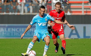 Morgan Amalfitano (ici aux prises avec le Valenciennois Durcoutioux) est sous contrat avec l'OM jusqu'en juin 2015.