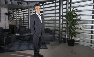 Jack Lang, président de l'Institut du Monde Arabe (IMA), pose dans son bureau le 10 mars 2016, à Paris.